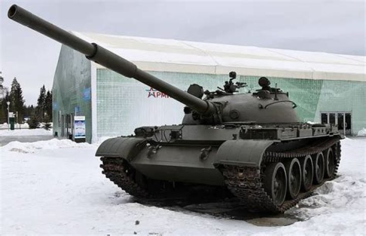 How many T 62 tanks does Russia have?